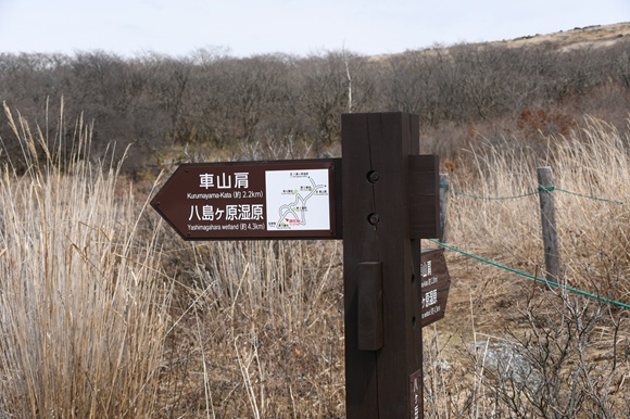 地図の入った道標
